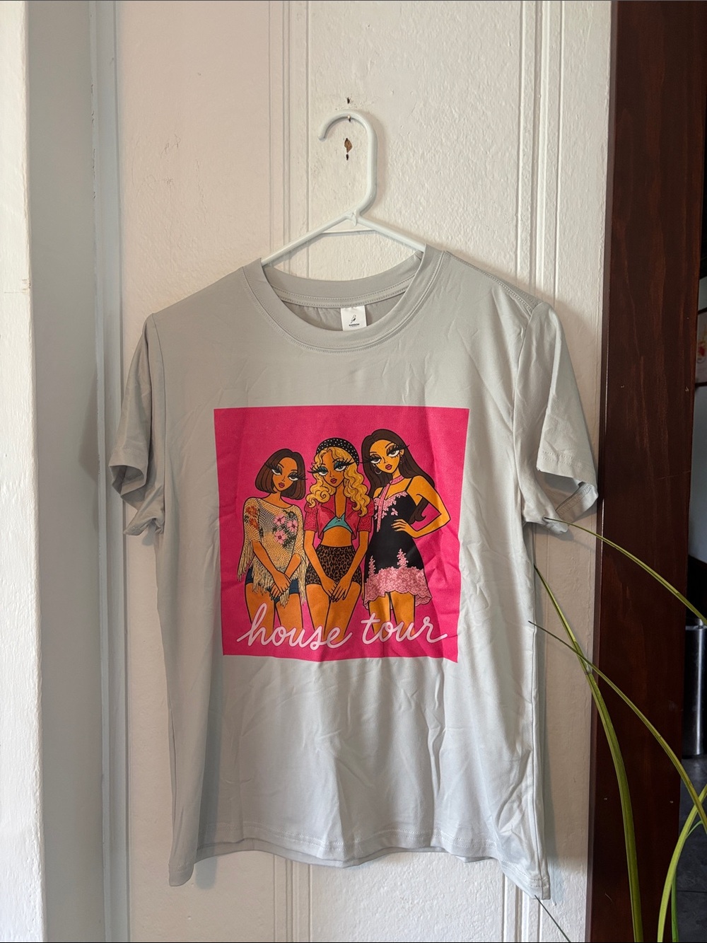 Graphic 'House Tour' Tee in Light Gray Sabrina carpenter